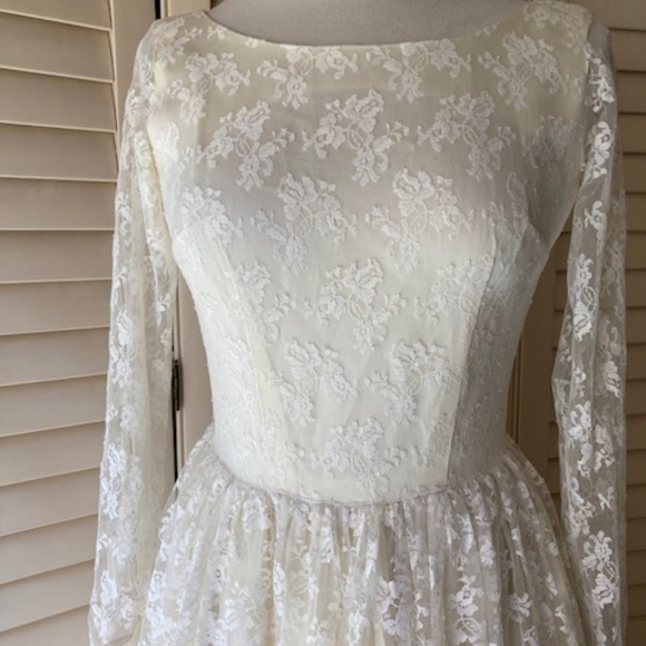 Vintage Ivory Lace Wedding Gown - Picture 4 of 16